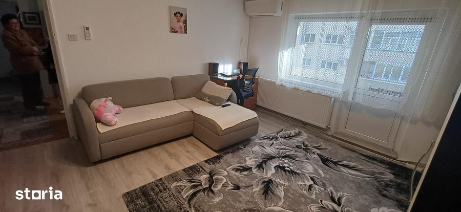Apartament cu 3 camere semidecomandat în Central