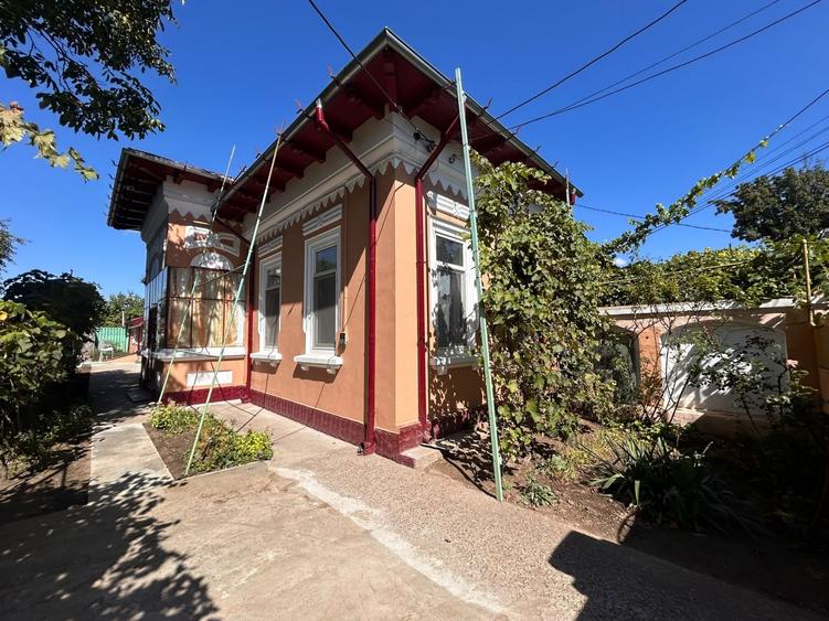 Casă individuală cu 5 camere cu Canalizare în Central