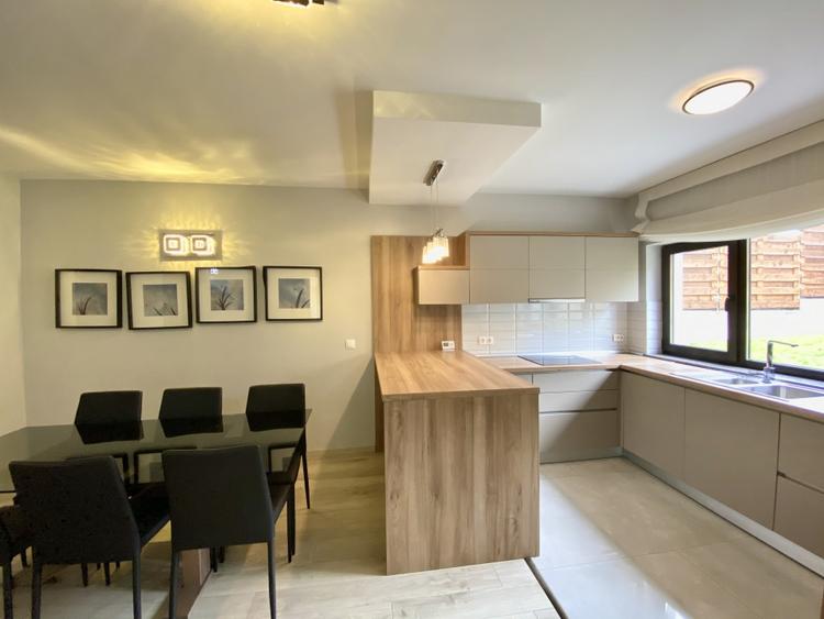 Apartament cu 3 camere semidecomandat, mobilat în Central