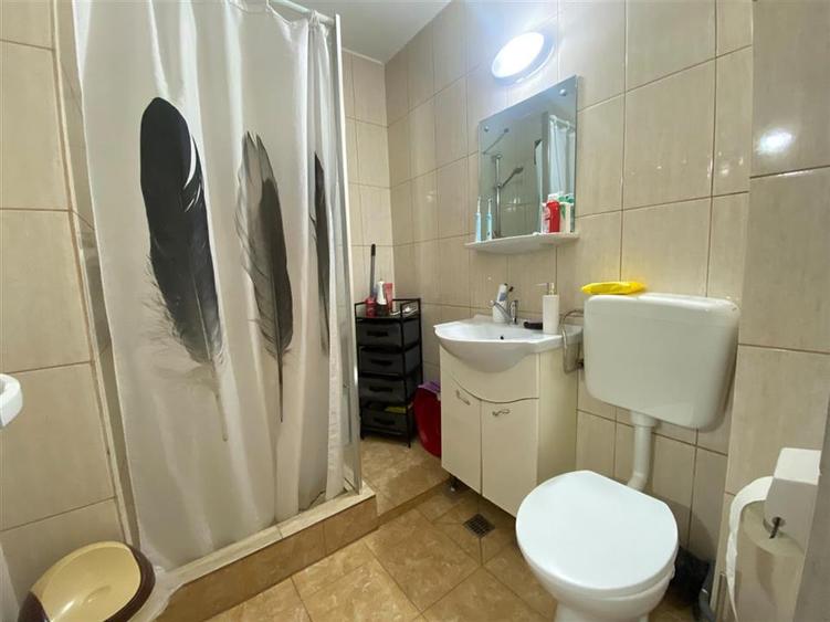 Apartament cu 3 camere semidecomandat în Podul de Piatră