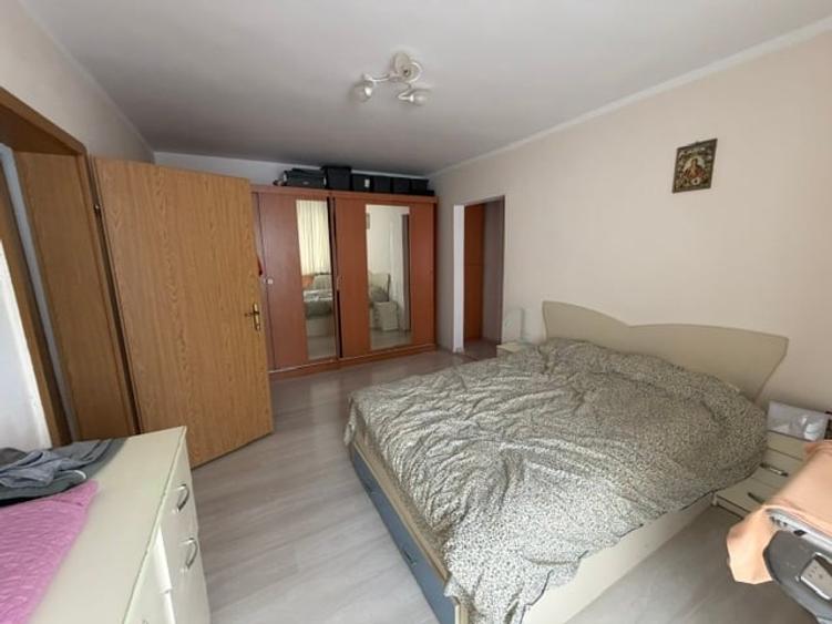 Apartament cu 4 camere semidecomandat în Tineretului