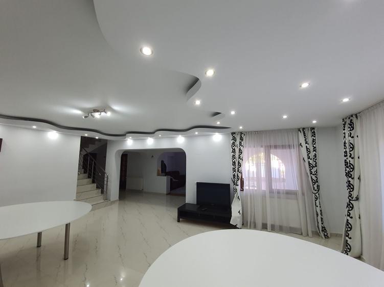 Casă cu 4 camere în Săbăreni
