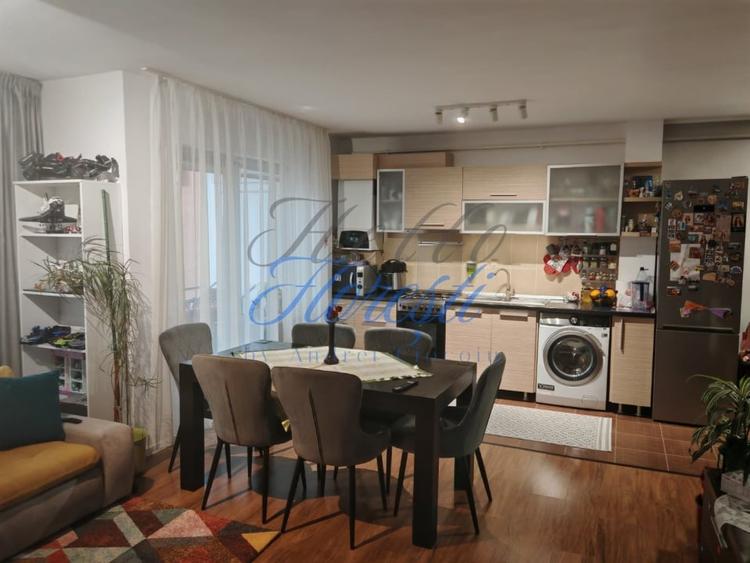Apartament cu 3 camere semidecomandat, mobilat în Florești