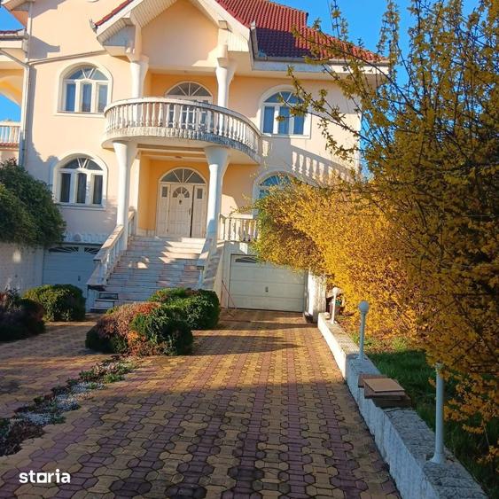 Casă cu 7 camere cu Teren 1200 Mp în Sânmartin