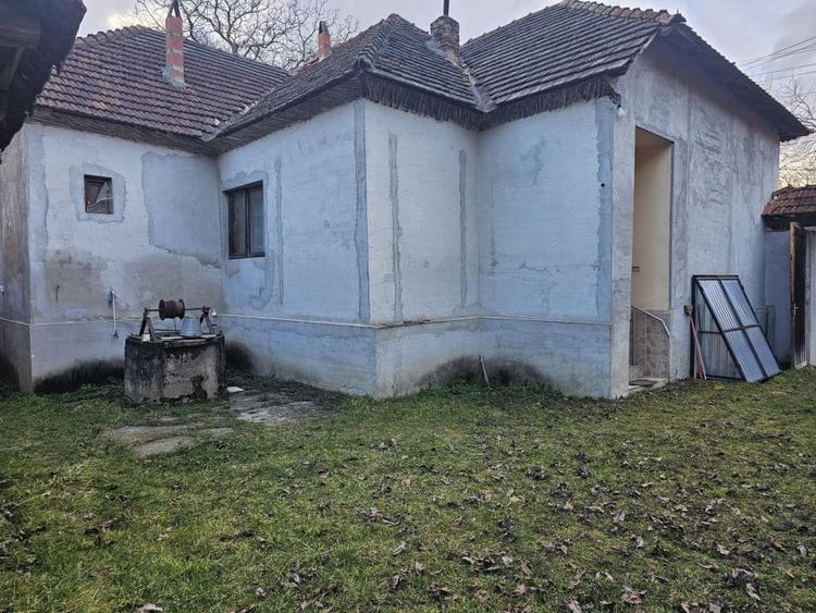 Casă individuală cu 4 camere cu Teren 2500 Mp în Vărzarii de Jos