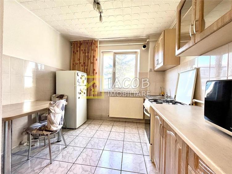 Apartament cu 2 camere semidecomandat, mobilat în Cornișa