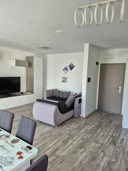 Apartament cu 3 camere decomandat, mobilat în Craiovița Nouă