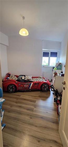 Apartament cu 4 camere decomandat, mobilat în 9 Mai
