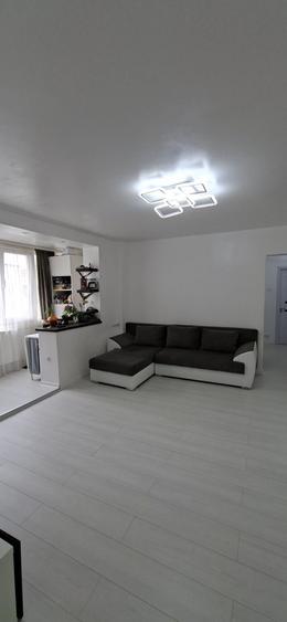 Apartament cu 3 camere semidecomandat în Obor