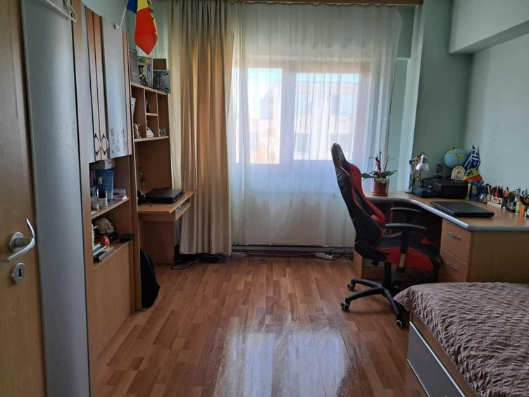 Apartament cu 4 camere decomandat în Confecții