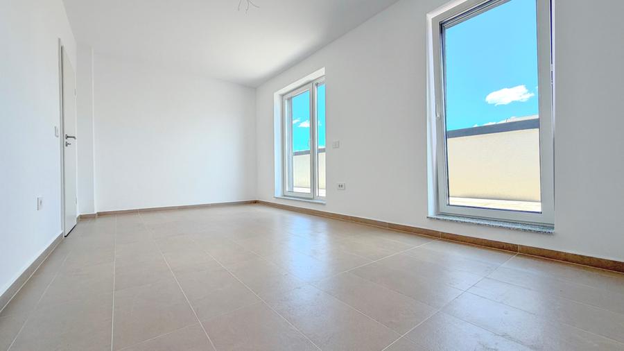 Apartament cu 2 camere decomandat în Tractorul