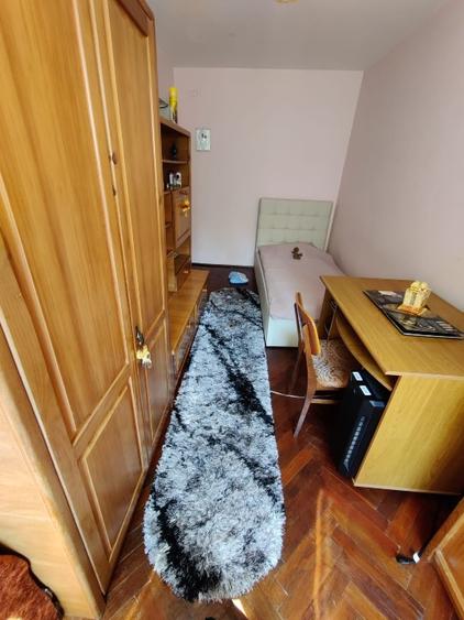 Apartament cu 3 camere semidecomandat în Far