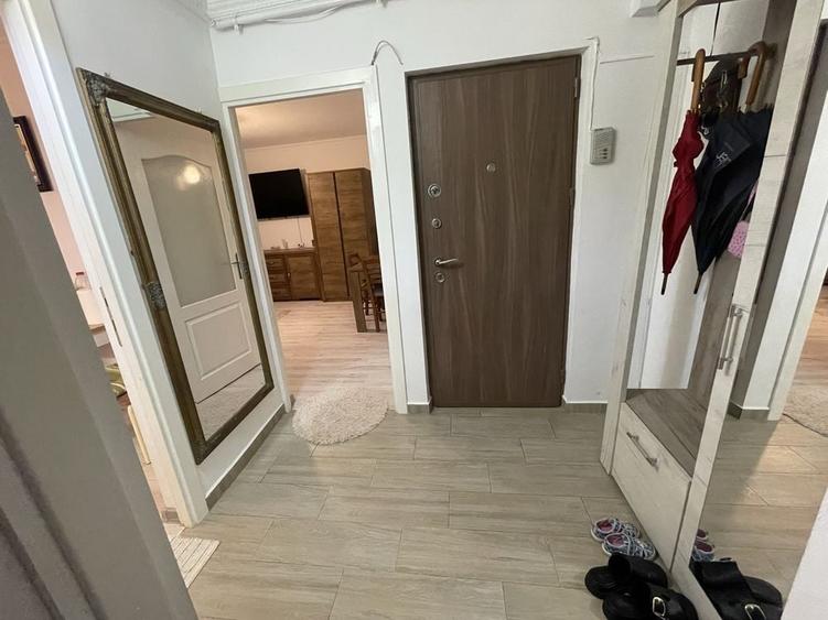 Apartament cu 3 camere decomandat în Poarta 6