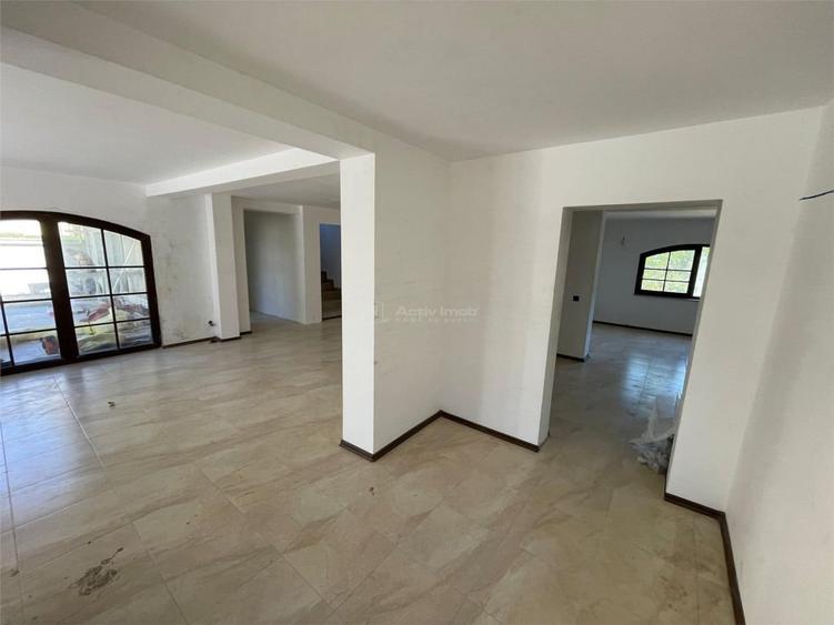 Casă cu 9 camere cu Teren 280 Mp în Petrești