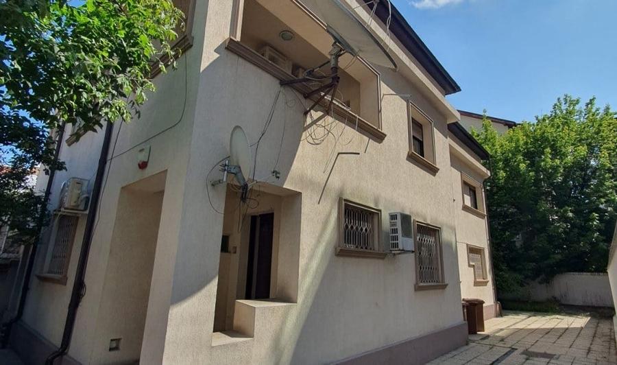 Casă cu 8 camere cu Teren 390 Mp în Aviatorilor