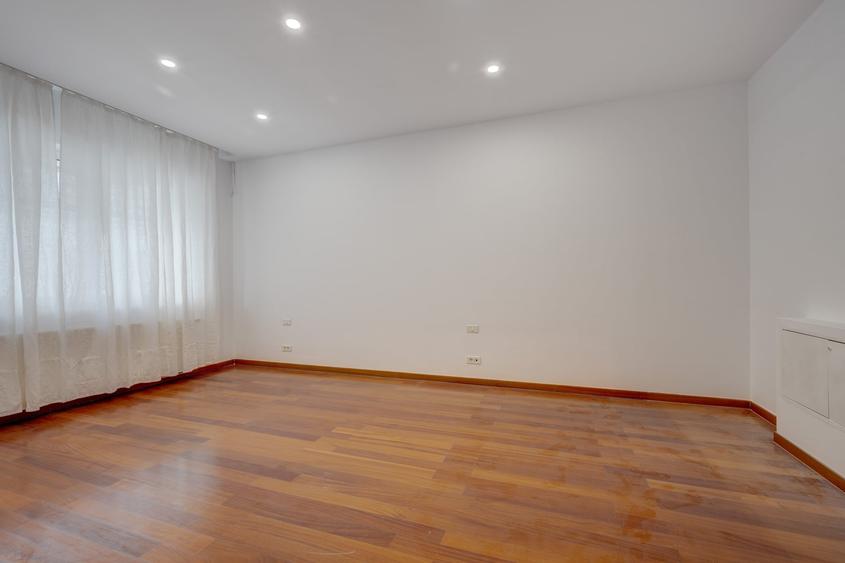 Apartament cu 4 camere decomandat în Primăverii