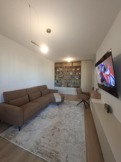 Apartament cu 3 camere semidecomandat în Exterior Vest