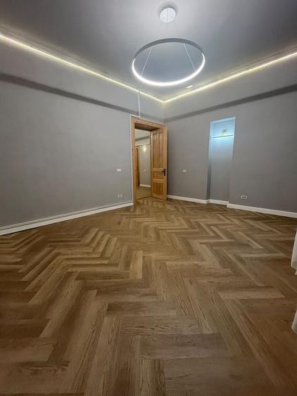 Apartament cu 5 camere decomandat în Peninsula