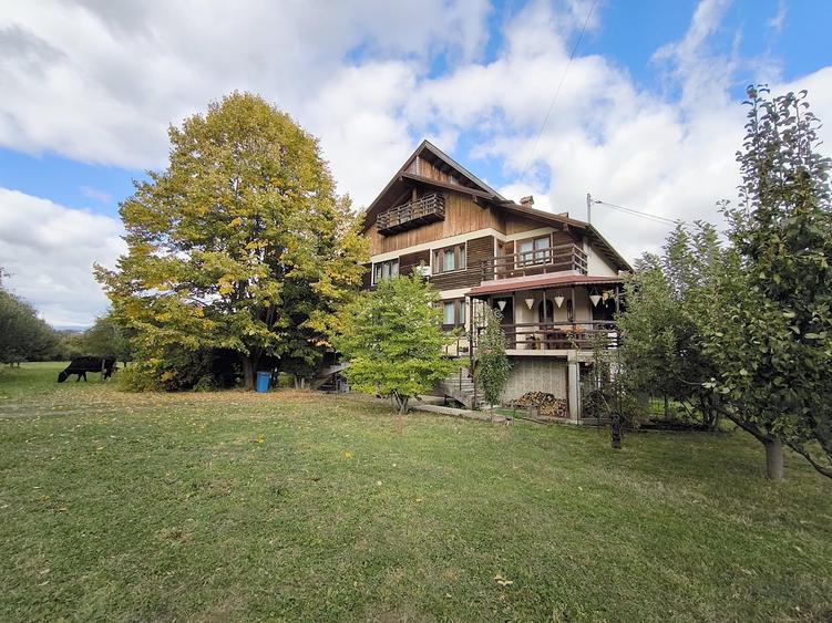 Duplex cu 10 camere cu Canalizare în Bran