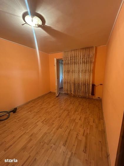 Apartament cu 3 camere semidecomandat în Sud