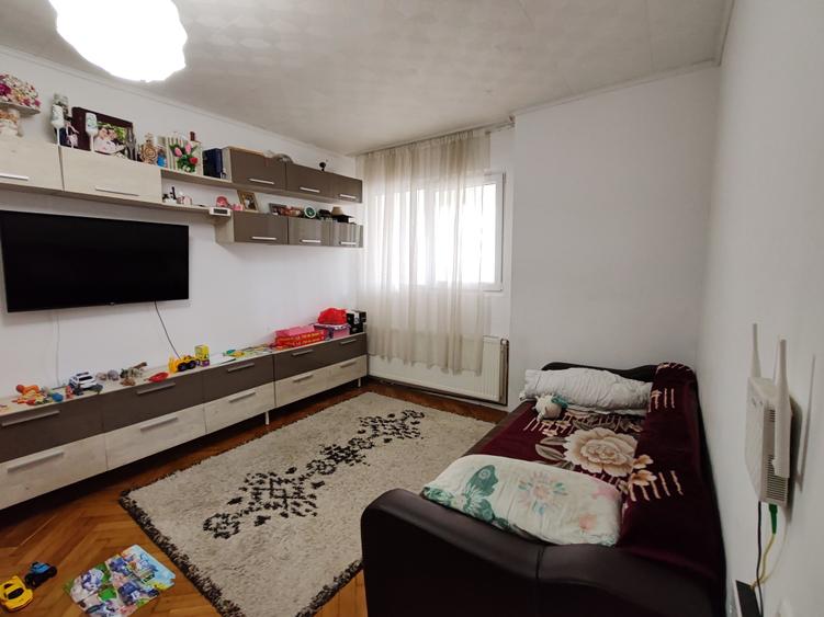 Apartament cu 3 camere semidecomandat în Gării