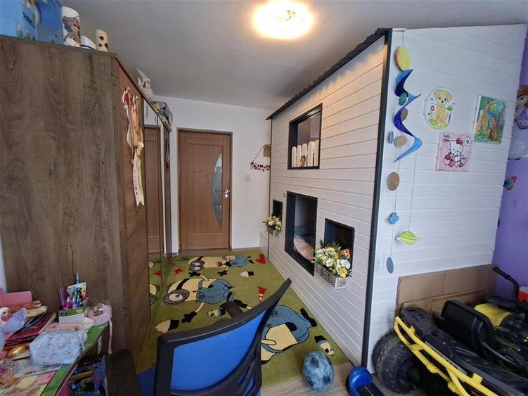 Apartament cu 3 camere decomandat, mobilat în Exterior Est