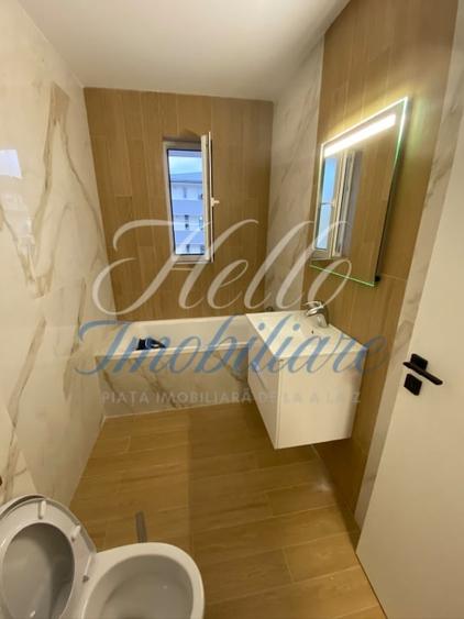 Apartament cu 3 camere semidecomandat în Florești
