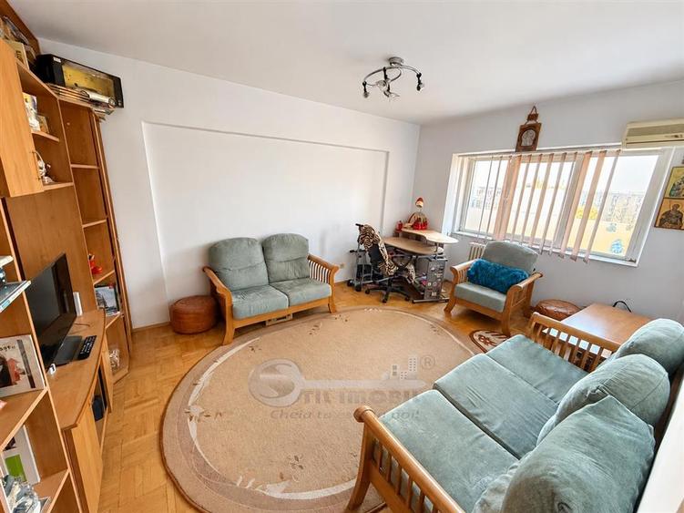 Apartament cu 3 camere decomandat, mobilat în Socola
