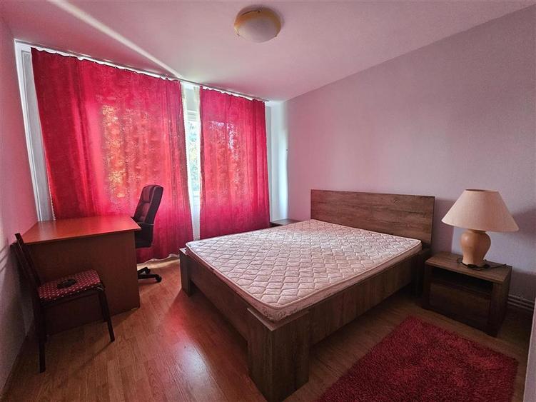 Apartament cu 3 camere semidecomandat în Tătărași