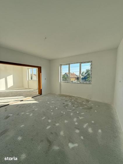 Casă cu 5 camere cu Teren 700 Mp în Ardud