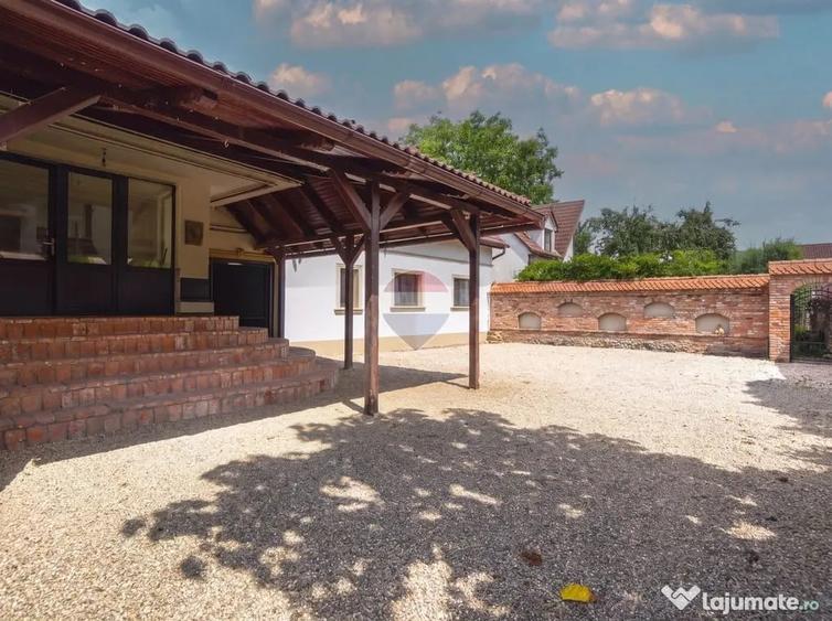 Casă cu 9 camere cu Teren 450 Mp în Cristian