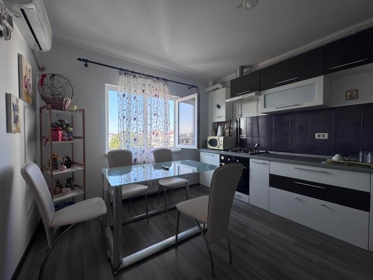 Apartament cu 3 camere decomandat, mobilat în Poarta 6