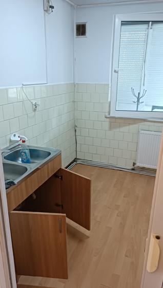 Apartament cu 3 camere semidecomandat în Micro 4
