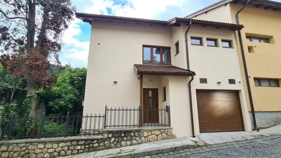 Casă individuală cu 4 camere cu Canalizare în Centrul Istoric