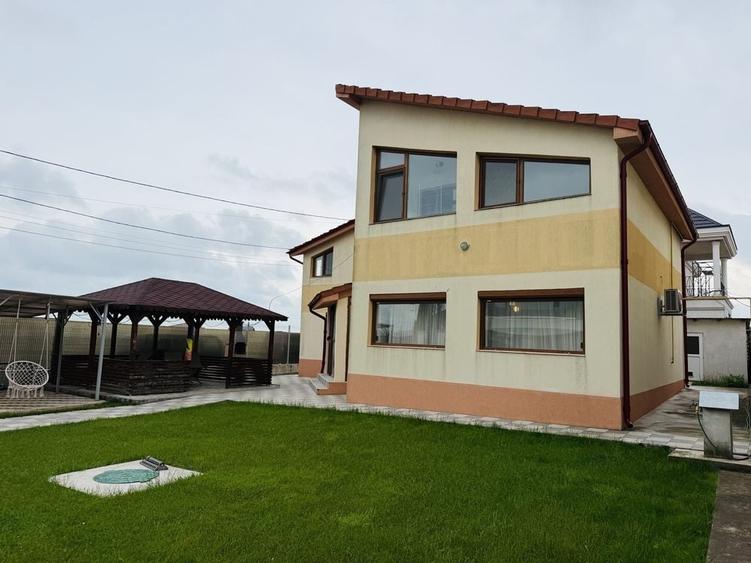 Casă cu 4 camere în Palazu Mare