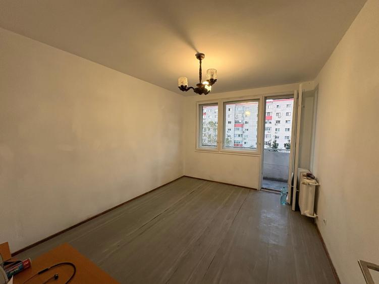 Apartament cu 3 camere semidecomandat în Berceni