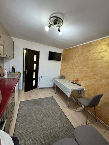 Apartament cu 3 camere decomandat, mobilat în 9 Mai