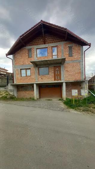 Casă cu 5 camere în Central