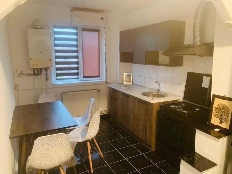 Apartament cu 3 camere semidecomandat în Central