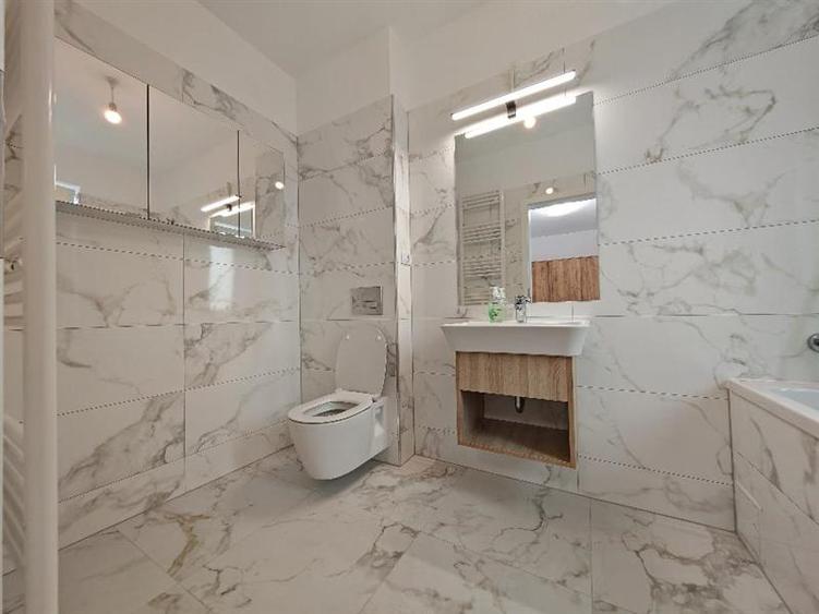 Apartament cu 3 camere decomandat, mobilat în Periferie