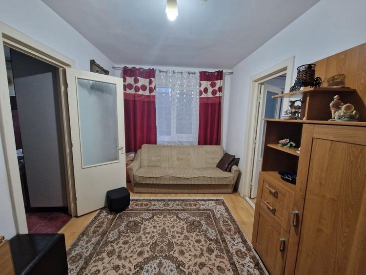 Apartament cu 2 camere semidecomandat, mobilat în Decebal