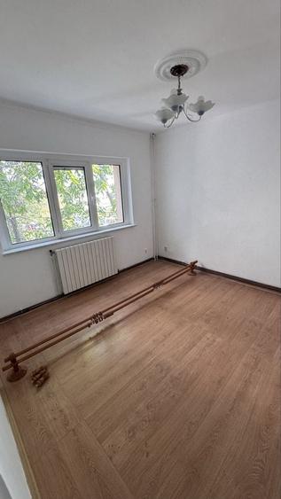 Apartament cu 4 camere decomandat în Exterior Vest
