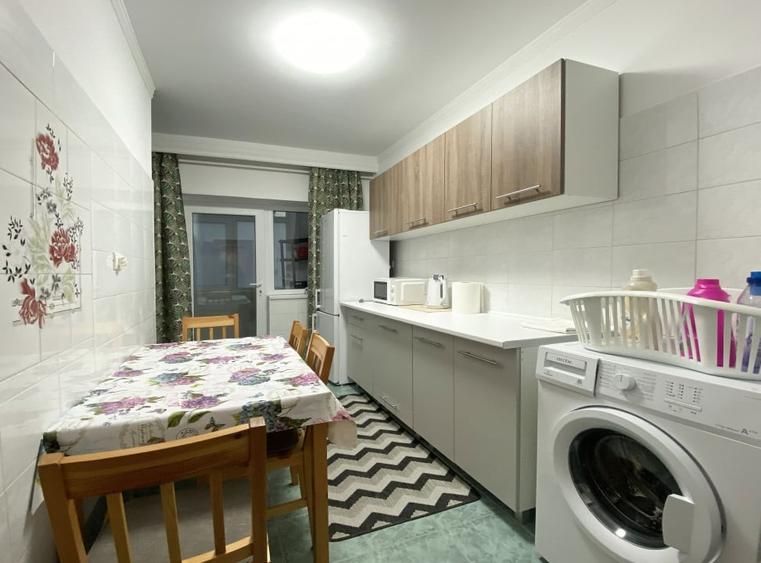Apartament cu 3 camere decomandat, mobilat în Faleza Nord
