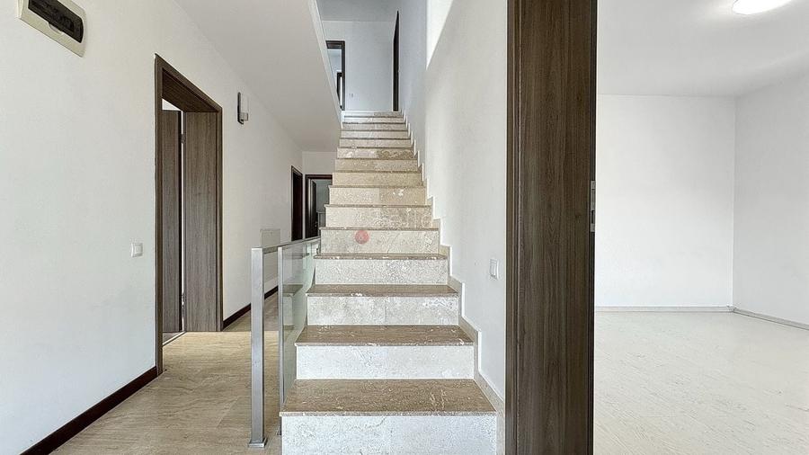 Casă individuală cu 9 camere cu Canalizare în Satulung