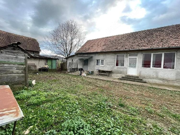 Casă cu 3 camere cu Teren 2700 Mp în Central