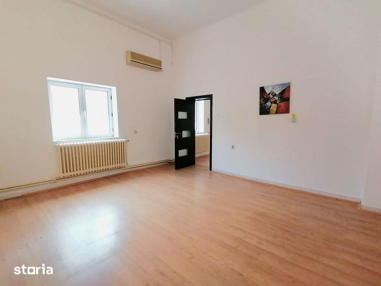 Casă cu 5 camere cu Teren 270 Mp în Vatra Luminoasă