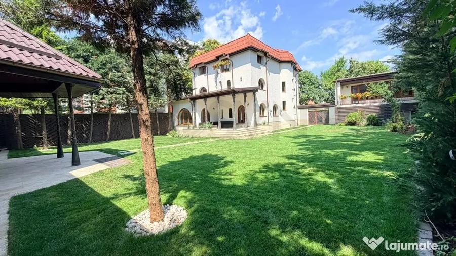 Casă cu 7 camere cu Teren 1000 Mp în Unirii