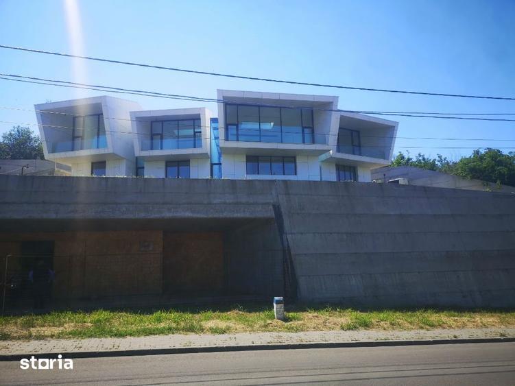 Casă cu Teren 2665 Mp în Central