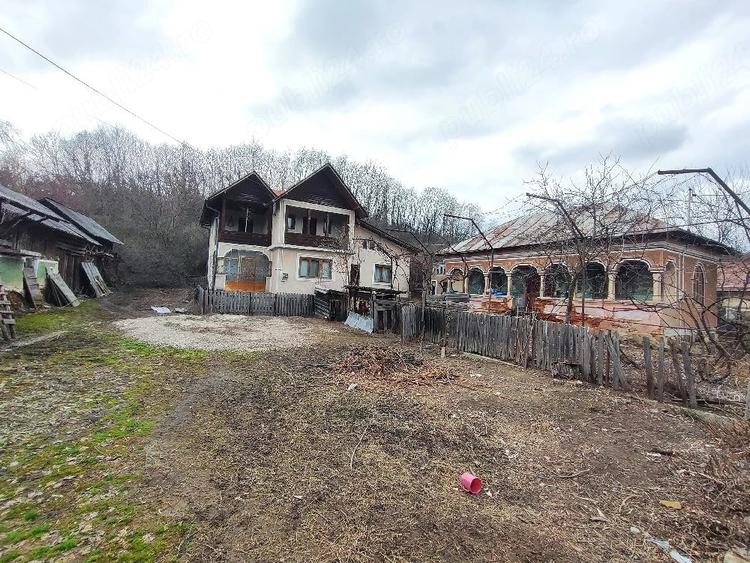 Casă cu 6 camere cu Teren 2080 Mp în Gura Foii