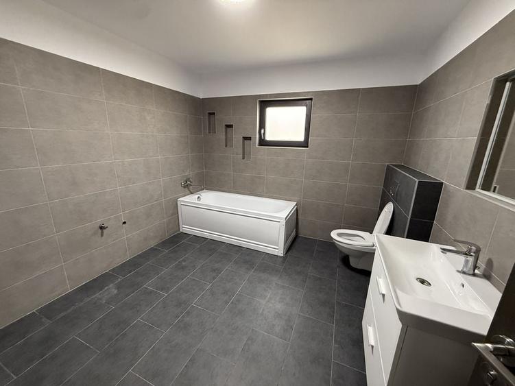 Casă cu 4 camere cu Teren 160 Mp în Central